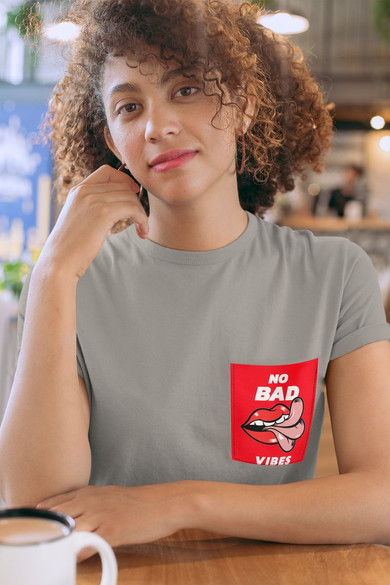 Koszulka z kieszonką NO BAD VIBES