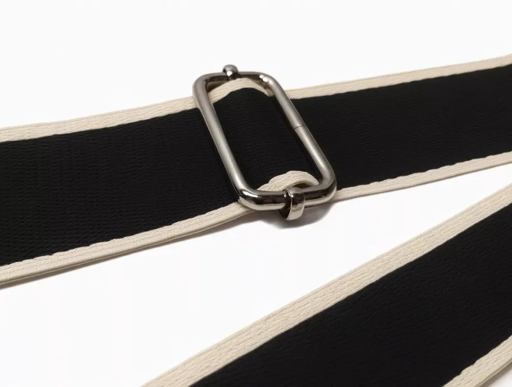 Metalowa przesuwka do regulacji długości paska do torby czarny z jasnobeżowymi brzegami 38 mm