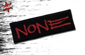 NASZYWKA NONE: LOGO - czerwony napis