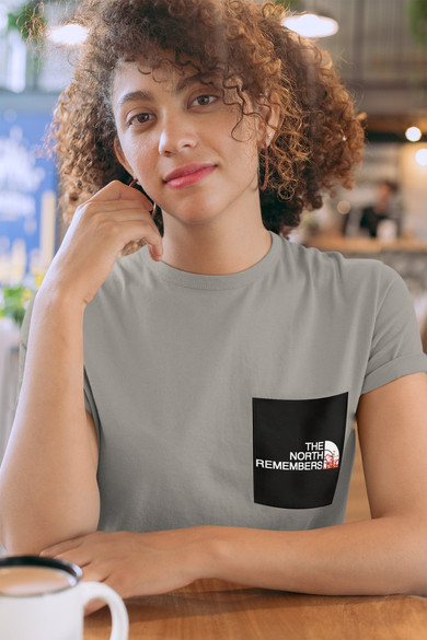 Koszulka z kieszonką THE NORTH REMEMBERS