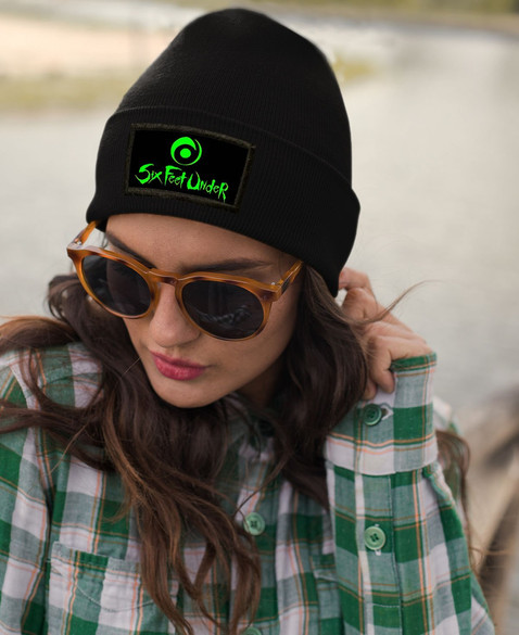 Czapka zimowa z naszywką  SIX FEET UNDER