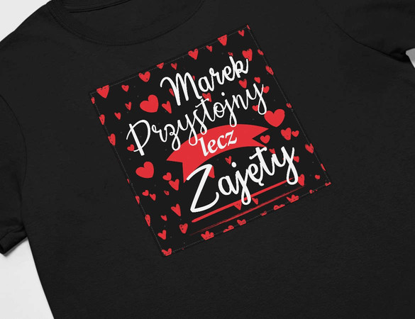Koszulka z naszywką na Walentynki TWÓJ NAPIS