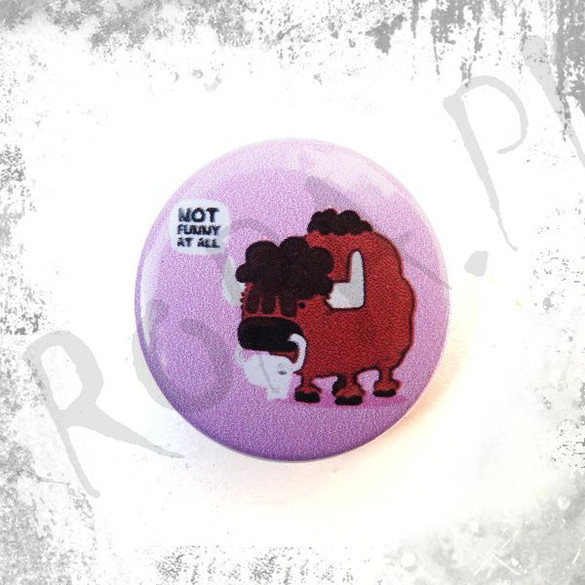 Przypinka NOT FUNNY AT ALL