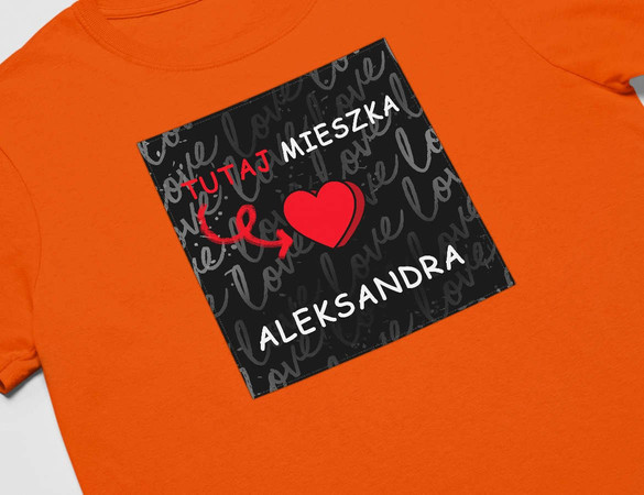 Koszulka z naszywką na Walentynki TWÓJ NAPIS