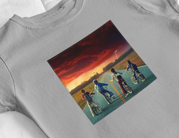 Bluzka damska z naszywką Stranger Things squad 3