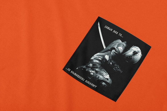 Koszulka z kieszonką Zabija nas to co ...