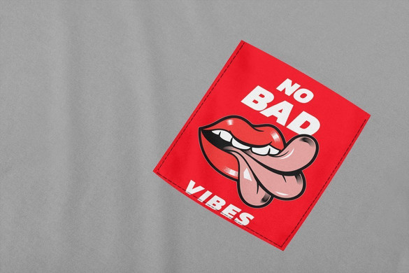 Koszulka z kieszonką NO BAD VIBES